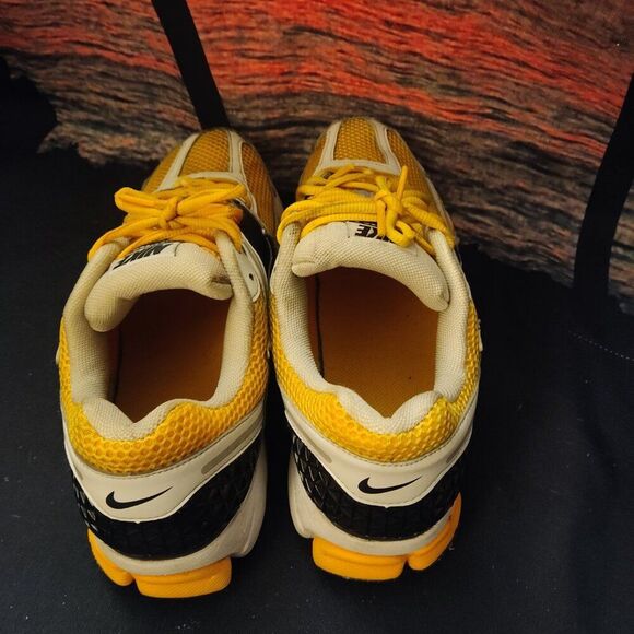 Nike Air Zoom Vomero 5 University Gold Mens Sneakers Size 9.5 main image 4